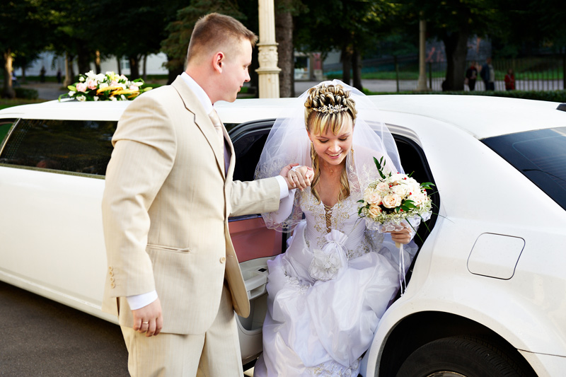 4 Ways to Enhance Your Wedding Limousine Experience